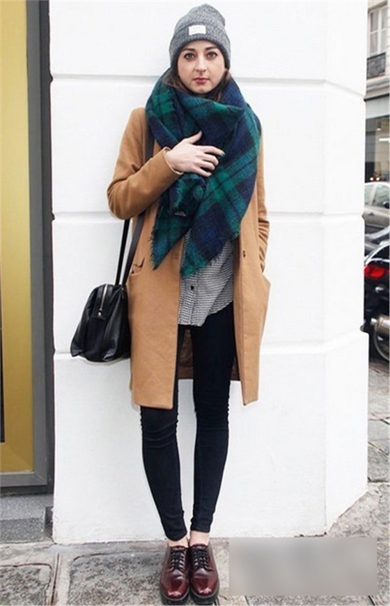 駝色外套搭配圍巾