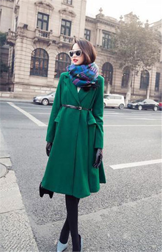 綠色外套搭配圍巾