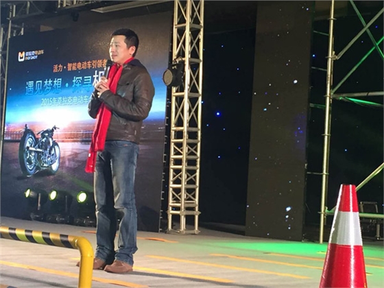 小強佩戴紅色年會圍巾