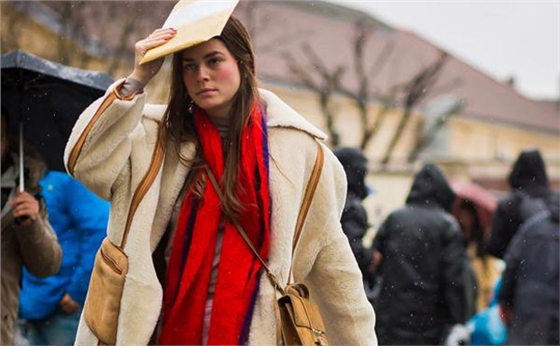 中國(guó)紅圍巾