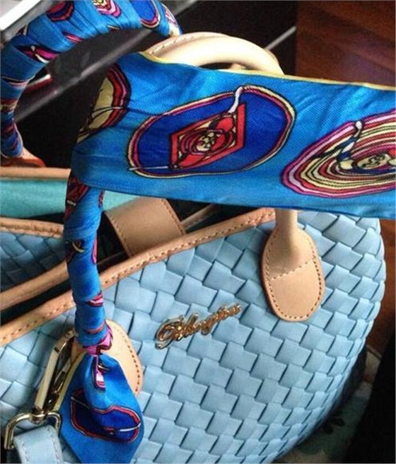 調(diào)節(jié)絲巾長短 調(diào)節(jié)絲巾長短