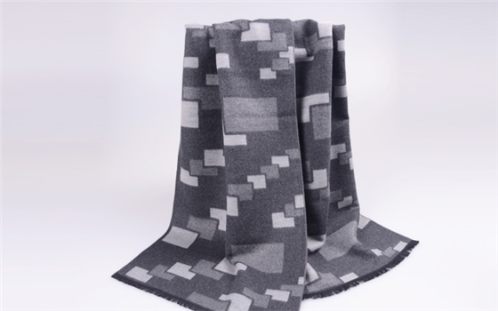 白圍巾紅圍巾,點(diǎn)擊查看 圍巾圖