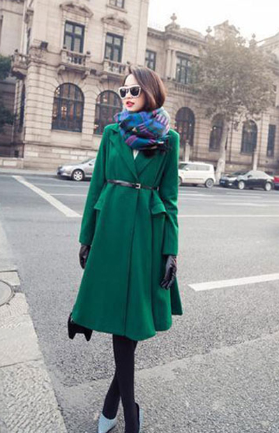 綠色外套搭配圍巾