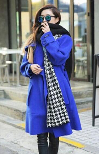 藍(lán)色大衣搭配圍巾