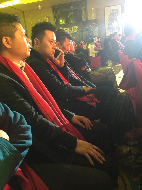 年會(huì)紅色圍巾