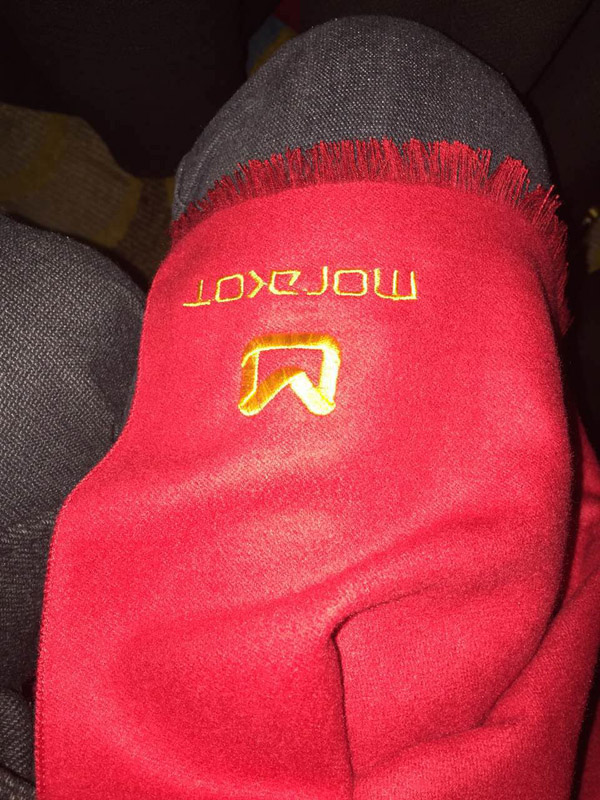 莫拉克年會(huì)紅色圍巾