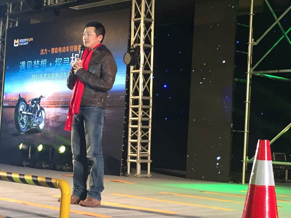 小強(qiáng)佩戴紅色年會(huì)圍巾