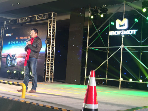 小強(qiáng)年會(huì)紅色圍巾