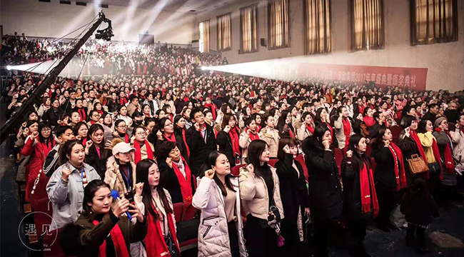 禮品紅圍巾現(xiàn)場效果