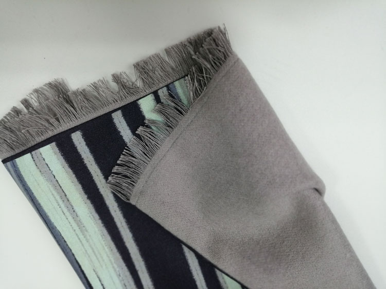 簡約線條男士圍巾細節(jié)圖