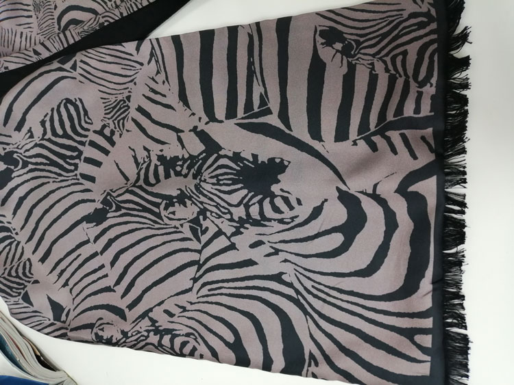 經(jīng)典斑馬圍巾細(xì)節(jié)圖